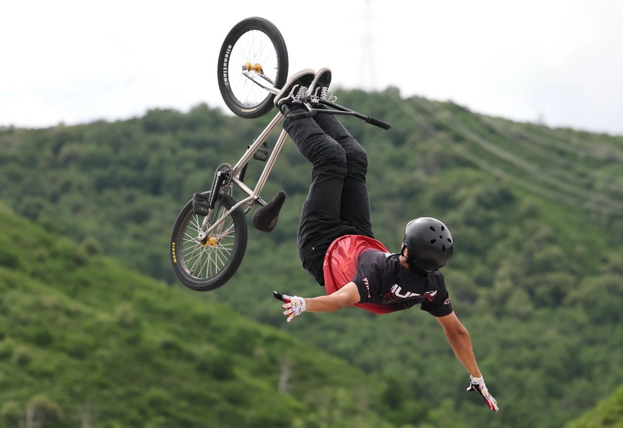 冬奥小城崇, 支运动队, 了足球场 冬奥小城崇, 支运动队, 了足球场