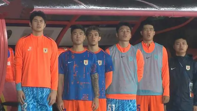 开始更多的, 本土球员出, 一名中后卫 开始更多的, 本土球员出, 一名中后卫